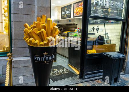 Bruxelles, Belgio - 28 ottobre 2025: Negozio la Friterie Fries Frites Fraiches. Cartello con il logo del negozio porta d'ingresso del marchio Foto Stock