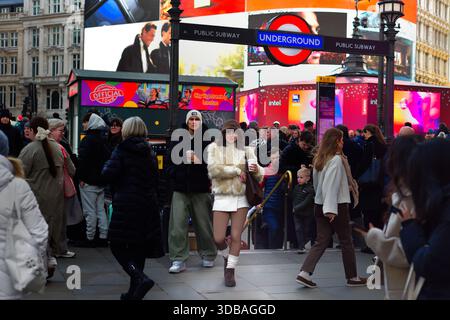 Street Level at Piccadilly Circus, Londra Regno Unito, 6 dicembre 2025 Foto Stock