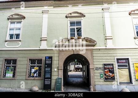 Facciata della Vetrinjski Dvor Mansion a Vetrinjska ulica, antica residenza borghese e sede del primo teatro Maribor, oggi spazio per eventi a Maribor Slovenia Foto Stock
