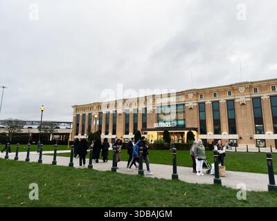 Manchester, Regno Unito - 15 novembre 2025: Shopping e pedoni vicino alla grandiosa facciata di Selfridges a Manchester sotto cieli coperti. Foto Stock