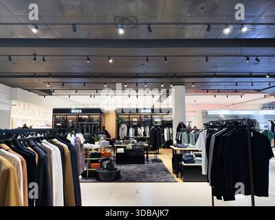 Stretford, Regno Unito - 15 novembre 2025: Negozio di moda boss Manchester UK con scaffali, espositori e abbigliamento elegante. Foto Stock