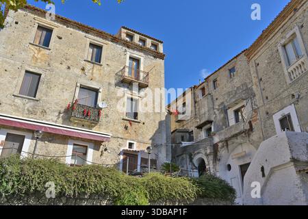 L'architettura del villaggio di Scalea spruzza il tradizionale fascino italiano sotto il cielo azzurro. Foto Stock