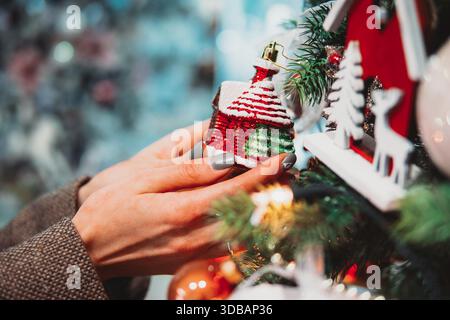 Giocattoli di Natale sull'albero di Natale con un'angolazione ravvicinata || modello rilasciato Foto Stock