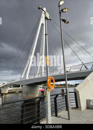 Da Govan a Partick Bridge, passerella pedonale, fiume Clyde, Glasgow, Scozia. Sullo sfondo, in parte visto, la nave Glenlee Tall sul fiume Clyde Foto Stock