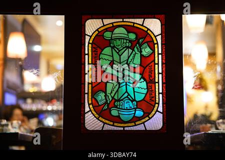 Vetrata decorativa con design figurativo all'interno di un bar o ristorante a Nantes, Francia. Nantes, Francia Foto Stock