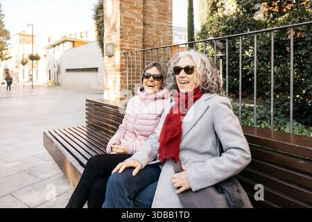 Le amiche delle donne anziane ridono insieme e trascorrono una giornata all'aria aperta Foto Stock