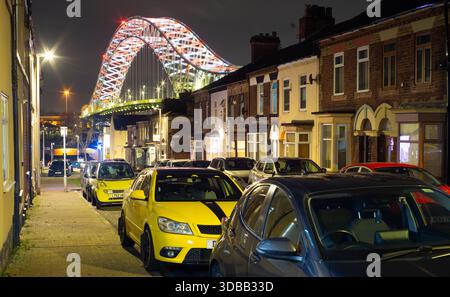 Mersey Road, West Bank, Widnes, con il Silver Jubilee Bridge che torreggia sulle case. Il ponte è stato aperto nel 1961, qui raffigurato nel dicembre 2025 Foto Stock