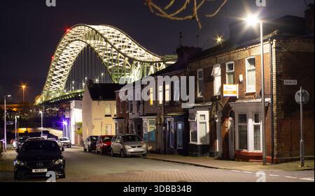Mersey Road, West Bank, Widnes, con il Silver Jubilee Bridge che torreggia sulle case. Il ponte è stato aperto nel 1961, qui raffigurato nel dicembre 2025 Foto Stock