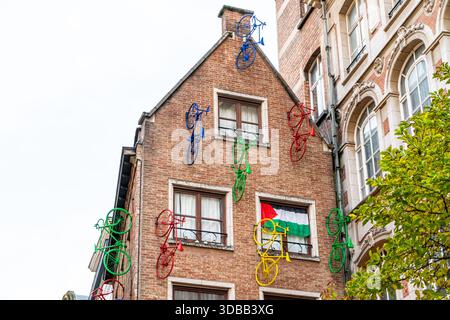 Bruxelles, Belgio - 28 ottobre 2025: street House con biciclette sulla facciata. Edificio di vecchia architettura nel centro della citta' Foto Stock