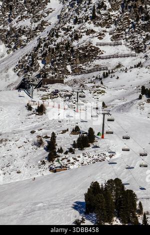 Una splendida vista aerea cattura una stazione sciistica a Obertauern, Salisburgo, Austria. La scena mostra una seggiovia che si snoda lungo una vasta distesa Foto Stock