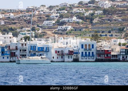 Colorati edifici sul lungomare nella piccola Venezia di Mykonos, Grecia. Foto Stock