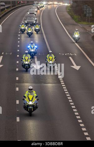 Epping, Essex, Regno Unito. 15 dicembre 2025. Il PC Mathew Parker, un ufficiale motociclistico della Chigwell Roads Policing Unit, è morto mercoledì 19 novembre sulla A12 mentre rispondeva a un'emergenza. La sua corteo funebre si fermò presso l'Essex Police Chigwell Traffic Unit per essere raggiunto da una grande scorta di polizia e altri servizi di emergenza, nonché da club motociclistici. PC Parker era un appassionato di motociclette e un membro del club. Il corteo si dirige a nord sulla M11 verso il crematorio vicino Harlow Foto Stock