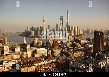 Vista dello skyline di Shanghai, con grattacieli torreggianti che piangono il cielo, e un fiume che serpeggia attraverso il paesaggio cittadino, mostrando una miscela di moderno e cl Foto Stock