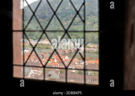 Finestra del Castello Vista della città Vecchia e del fiume Neckar. Un'alta vista del vecchio ponte di Heidelberg sul fiume Neckar dal Castello di Heidelberg. Foto Stock