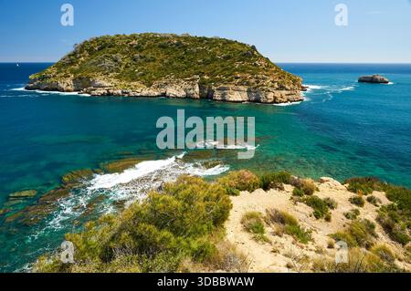 Isola dell'Isla del Portitxol e onde che si infrangono sulle rocce dal punto panoramico del Mirador del Portichol (Jávea, Marina alta, Alicante, Mar Mediterraneo, Spagna) Foto Stock