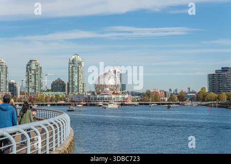 Vancouver, BC, Canada: 15 settembre 2025: Skyline della città con Science World Sphere e False Creek in primo piano. Foto Stock