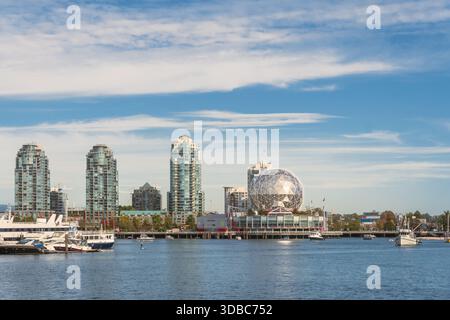 Vancouver, BC, Canada: 15 settembre 2025: Skyline della città con Science World Sphere e False Creek in primo piano. Foto Stock