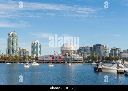 Vancouver, BC, Canada: 15 settembre 2025: Skyline della città con Science World Sphere e False Creek in primo piano. Foto Stock