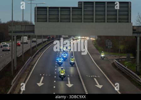 Processione funebre della polizia di Essex per il PC Mathew Parker sull'autostrada M11 diretta al crematorio. Motociclette che guidano il carro e il convoglio Foto Stock