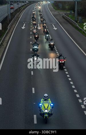 Processione funebre della polizia di Essex per il PC Mathew Parker sull'autostrada M11 diretta al crematorio. La polizia accompagna i principali motociclisti Foto Stock