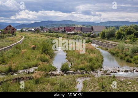 Vista aerea sulla riva del fiume Sucevita nella città di Marginea, Romania Foto Stock
