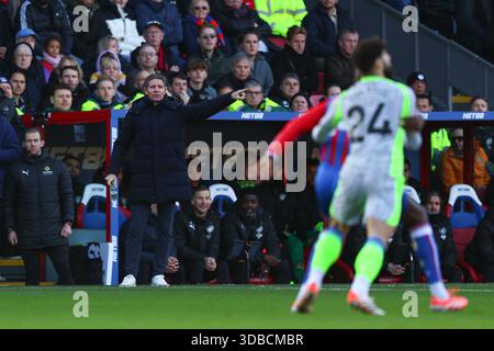 Londra, Regno Unito. 14 dicembre 2025. Oliver Glasner manager del Crystal Palace gesta durante la partita Crystal Palace contro Manchester City Premier League al Selhurst Park, Londra, Inghilterra il 14 dicembre 2025 credito: Sally Rawlins/Every Second Media Credit: Every Second Media/Alamy Live News Foto Stock