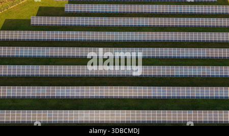 Fotografia aerea di un grande impianto solare a Cressing, Essex, Regno Unito, in una giornata di sole, che mostra pannelli fotovoltaici e produzione di energia rinnovabile. Foto Stock
