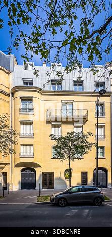 Parigi, Francia, 25 marzo 2025, veduta di un'auto parcheggiata da un edificio su Charles Floquet Avenue nel 15° distretto della capitale Foto Stock