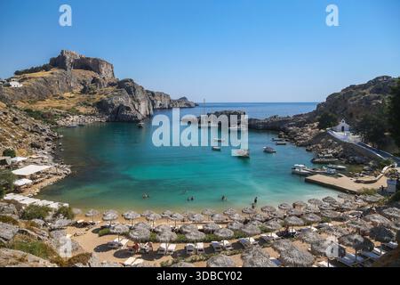 Baia di San Paolo con acque turchesi sotto l'Acropoli di Lindos, Rodi, Grecia. Foto Stock