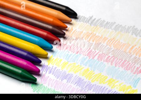 Un pastello a colori assortito per disegnare su sfondo bianco Foto Stock
