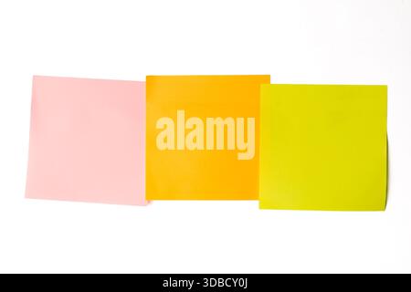 Set di note adesive isolate su sfondo bianco. Nota adesiva rosa, arancione e gialla isolata su sfondo bianco, nota vuota Foto Stock