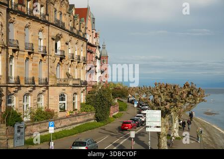 Passeggiata storica di Seestraße a Costanza, Germania, caratterizzata da un'architettura ornamentale del XIX secolo lungo le rive del lago di Costanza (Bodensee). Foto Stock