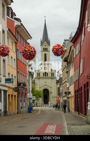 La Chiesa protestante di Lutero si affacciava su una stretta e colorata strada adornata con decorazioni floreali nella città vecchia di Costanza, in Germania. Foto Stock