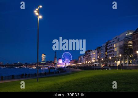 Ruota panoramica illuminata sul lungomare del Reno di notte a Dsseldorf Foto Stock