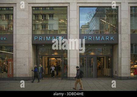 Facciata, ingresso alla catena di grandi magazzini Primark, zona pedonale, passanti, Koenigsstrasse, zona pedonale, Stoccarda, Baden-Wuerttemberg, Foto Stock