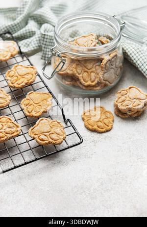 Il cane a forma di stampa Paw tratta il raffreddamento su un rack e lo ripone in un vaso di vetro Foto Stock