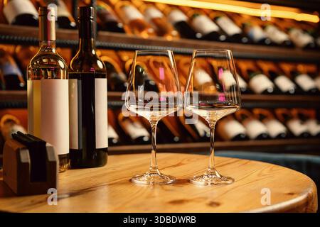 Vino per due nell'accogliente cantina Foto Stock