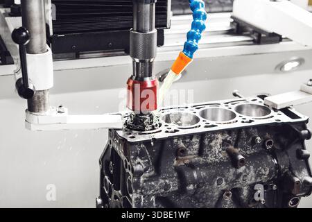 Lavoro della macchina CNC per la levigatura per ridurre la rugosità delle pareti dei cilindri del motore. Noioso diamante dei dettagli dell'auto sul controllo numerico del computer Foto Stock