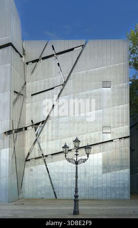 Facciata a zigzag in titanio-zinco del Museo Ebraico di Daniel Libeskind (2001), Berlino, Germania Foto Stock