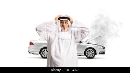 Un'avaria d'auto e un uomo del Medio Oriente che tiene la testa isolata su sfondo bianco Foto Stock