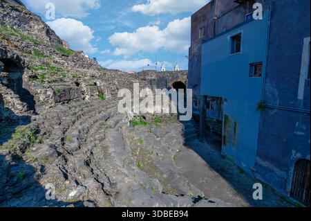 L'antico teatro greco-romano di Catania, Sicilia, Italia Foto Stock
