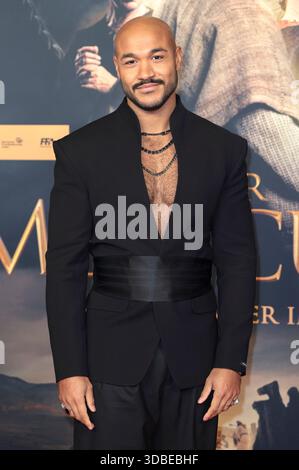 Malick Bauer bei der Weltpremiere von 'Der Medicus II / The Physician II' im Cinedom. Köln, 15.12.2025 Foto Stock