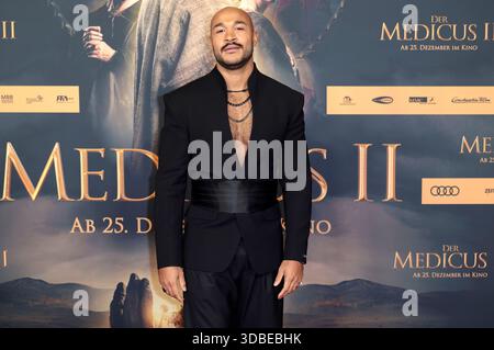 Malick Bauer bei der Weltpremiere von 'Der Medicus II / The Physician II' im Cinedom. Köln, 15.12.2025 Foto Stock