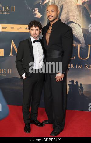 Jaouhar Ben Ayed und Malick Bauer bei der Weltpremiere von 'Der Medicus II / The Physician II' im Cinedom. Köln, 15.12.2025 Foto Stock