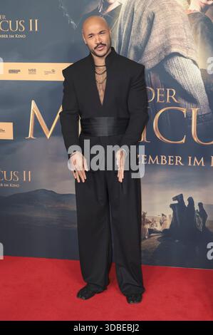 Malick Bauer bei der Weltpremiere von 'Der Medicus II / The Physician II' im Cinedom. Köln, 15.12.2025 Foto Stock