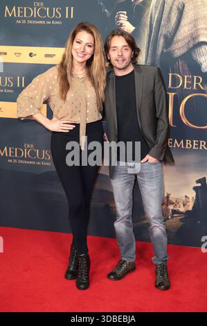 Mara Bergmann mit Ehemann Alexander Hoffmann bei der Weltpremiere von 'Der Medicus II / The Physician II' im Cinedom. Köln, 15.12.2025 Foto Stock