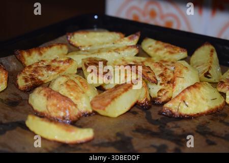 le patate sono diventate una versione gourmet, con timo e olio d'oliva Foto Stock
