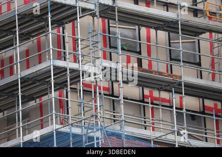 Dublino, Irlanda - 10 dicembre 2025 - impalcature che circondano un edificio a più piani nella città di Dublino raffiguranti scene di strada nella capitale irlandese Foto Stock