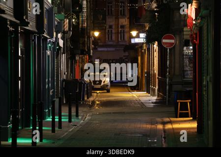 Dublino, Irlanda - 10 dicembre 2025 - Vista di una Dame Lane vuota illuminata da luci di strada in una mattinata buia nella città di Dublino raffigurante scene di strada nella capitale irlandese Foto Stock