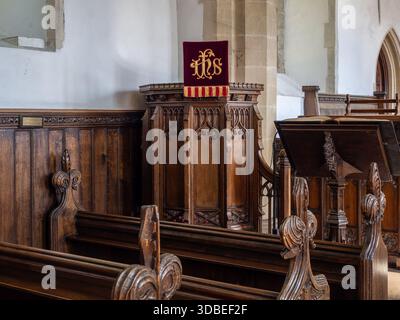 Interno della chiesa di Santa Maria, Aldham, Suffolk con navata storica, pulpito e tradizionali pali in legno Foto Stock